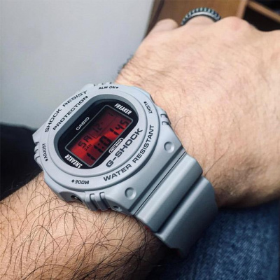 Casio DW-5700SF-1E